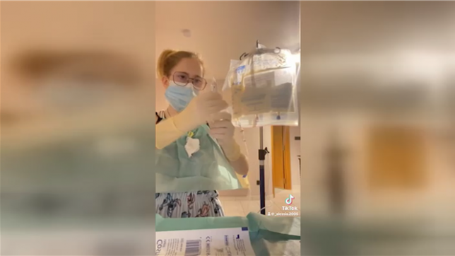 À 21 ans, Alessia vit avec une maladie chronique qui bouleverse son quotidien. Après plus de dix ans d’errance médicale, un diagnostic a enfin été posé. Aujourd’hui, sa famille et elle restent positives malgré les difficultés. La jeune femme nous raconte son parcours touchant via notre bouton orange Alertez-nous.