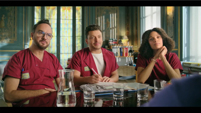 Après le succès au cinéma, Maison de retraite arrive sur RTL tvi et RTL play pour 6 épisodes. Entre choc des générations, tensions internes et coups durs financiers, le foyer Lino Vartan s’apprête à vivre des heures mouvementées.