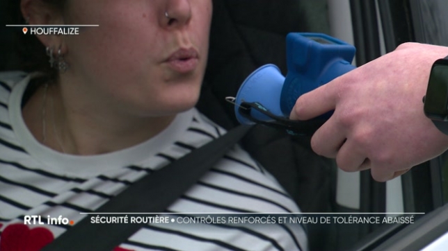 Il y a aussi ce contrôle routier de grande ampleur en province de Luxembourg. Une opération menée par la police qui a contrôlé systématiquement tous les véhicules. D'autant que, depuis quelques jours, les règles se sont durcies, en Belgique, concernant l'alcool, la drogue et le téléphone au volant.