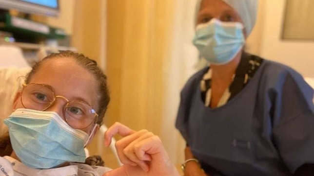 Alessia et son infirmière.jpg