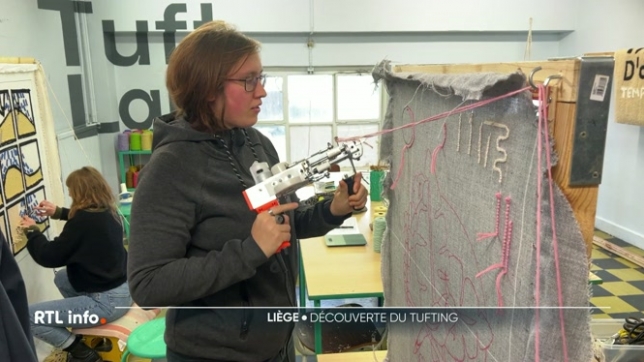 Cette technique artisanale permet de créer tapis, décorations et objets uniques. À Liège, Julien Moermans a ouvert son propre atelier pour transmettre cette passion et initier le public à cette pratique en plein essor.