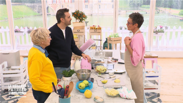En pleine épreuve technique, Sandrine Dans découvre un point commun totalement inattendu avec Cyril Lignac. Une révélation qui détend l’atmosphère alors que la pression monte autour de sa tarte au coing.