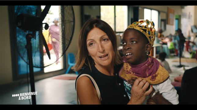 Dans Bienvenue à bord, Sabrina et son équipage profitent d’un jour off au Sénégal pour se rendre dans un centre pour enfants atteints d’infirmité motrice cérébrale. Une escale qui dépasse largement le simple temps de repos.