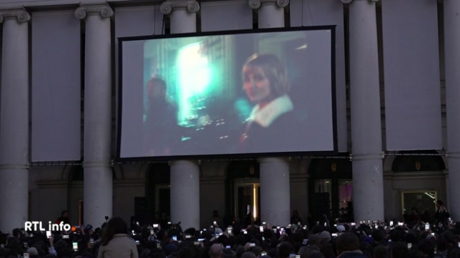 Angèle a annoncé sur ses réseaux sociaux qu'elle dévoilerait son nouveau clip ce jeudi à 18h sur la Place de la Monnaie, à Bruxelles. Pour l'occasion, elle projètera la vidéo directement sur la façade du bâtiment de La Monnaie.