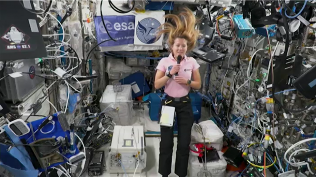 La tête en bas et les pieds en haut, comme une chauve-souris, l'astronaute Sophie Adenot est apparue jeudi en pleine forme et comme un poisson dans l'eau, pour sa première prise de parole après 14 jours en orbite.