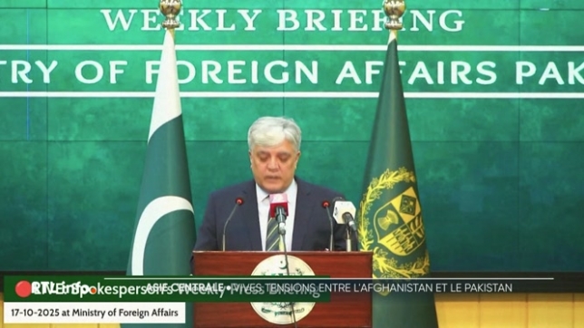 Le gouvernement pakistanais annonce déclarer la guerre aux autorités talibanes et a bombardé plusieurs grandes villes afghanes. Les relations entre les 2 pays se sont considérablement dégradées ces derniers mois.