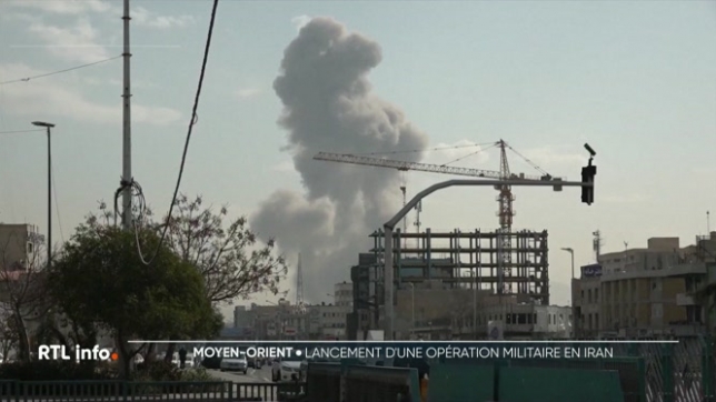 Le Moyen-Orient a basculé dans une nouvelle confrontation : Israël a d'abord frappé l'Iran, qui a répliqué. Les États-Unis sont ensuite officiellement entrés en guerre, menant des opérations de combat. Plusieurs capitales ferment leur espace aérien et appellent la population à se mettre à l'abri.