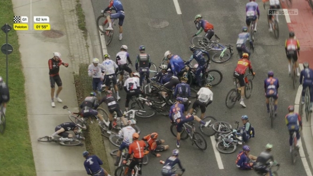 Oups : la grosse chute collective du peloton dans l'Eikenberg (Het Nieuwsblad)