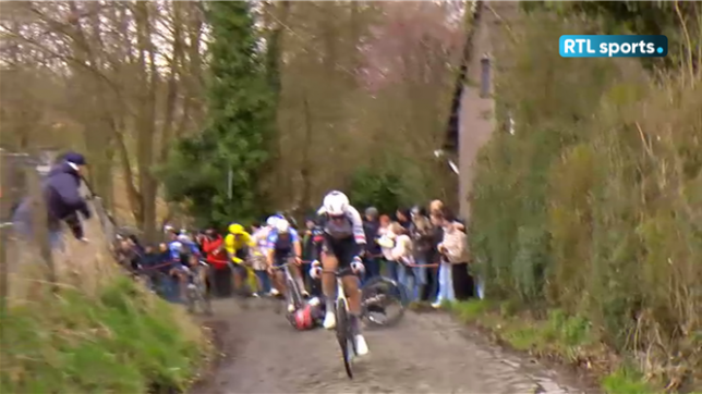 Circuit Het Nieuwsblad : l'esquive légendaire de Mathieu van der Poel