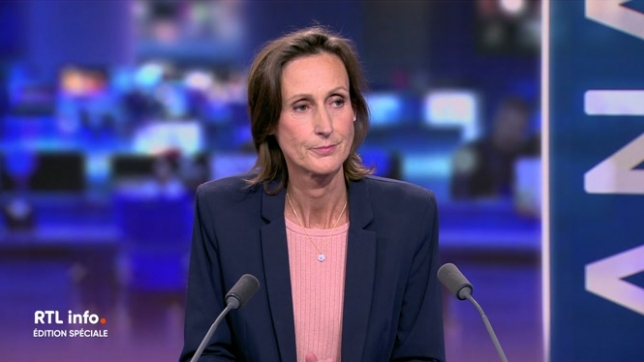 Les frappes menées ce samedi contre l'Iran auraient notamment visé l'ayatollah Ali Khamenei, guide suprême du pays. Des images satellite montrent sa résidence totalement détruite dans le centre de Téhéran, suscitant une intense incertitude sur son sort. L'éclairage en plateau de Chantal Monet.