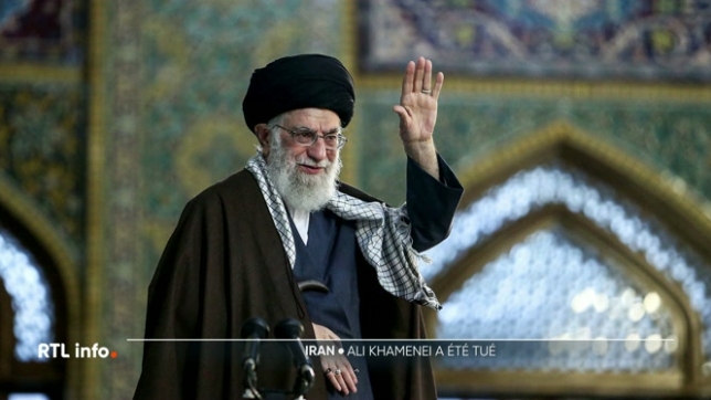 L'Iran a confirmé la mort de son guide suprême Ali Khameneï, tué lors d'une frappe états-unienne et israélienne. L'annonce a provoqué liesse et colère à Téhéran, tandis que 40 jours de deuil national ont été décrétés.