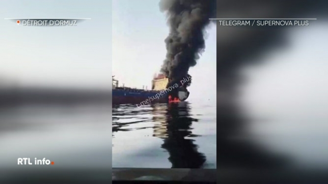 La télévision d'État iranienne montre un pétrolier en feu, coulé après avoir franchi illégalement le détroit d'Ormuz. Hier, les Gardiens de la révolution ont fermé cette voie jugée dangereuse en raison des attaques américaines et israéliennes.