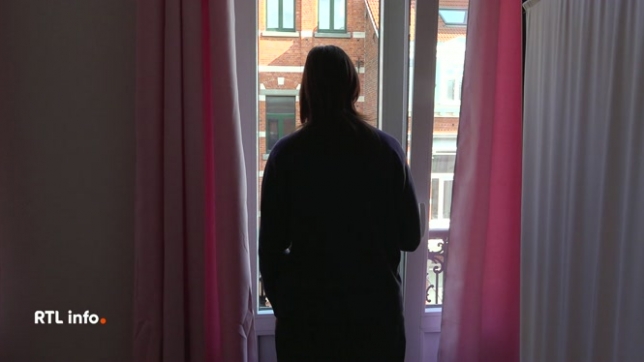 Ils ont été mis à la porte ou contraints de fuir leur famille très jeunes en raison de leur orientation sexuelle. Un lieu permet de leur offrir un refuge afin de prendre un nouveau départ. Créé en 2018, il a permis d'aider plus de 250 jeunes âgés entre 18 et 25 ans. Rencontres et témoignages.