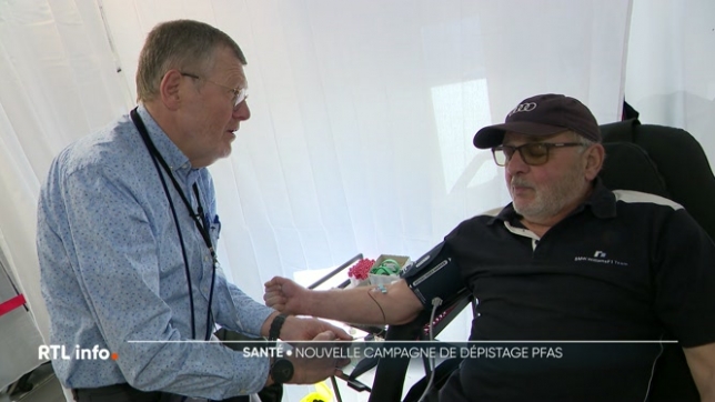 Les habitants qui n'ont pas encore été testés pourront connaître la concentration de PFAS dans leur sang, grâce à ce centre de dépistage mobile. Il a démarré aujourd'hui à Ecaussinnes.