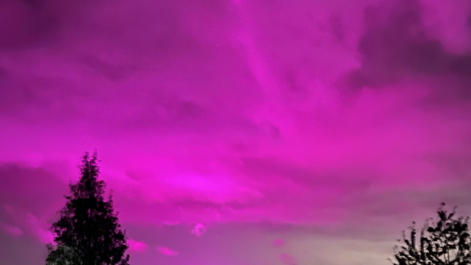 Valais: des aurores boréales ont donné au ciel une insolite couleur rose