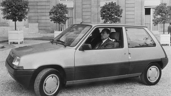 Le président français François Mitterand à bord de la Renault 5 Supercinq à l