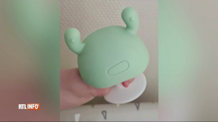 On ne badine pas avec la qualité des jouets pour bébés et enfants. Le géant Amazon vient de rappeler un jouet de dentition pour bébé, car il présentait un sérieux risque d'étouffement.