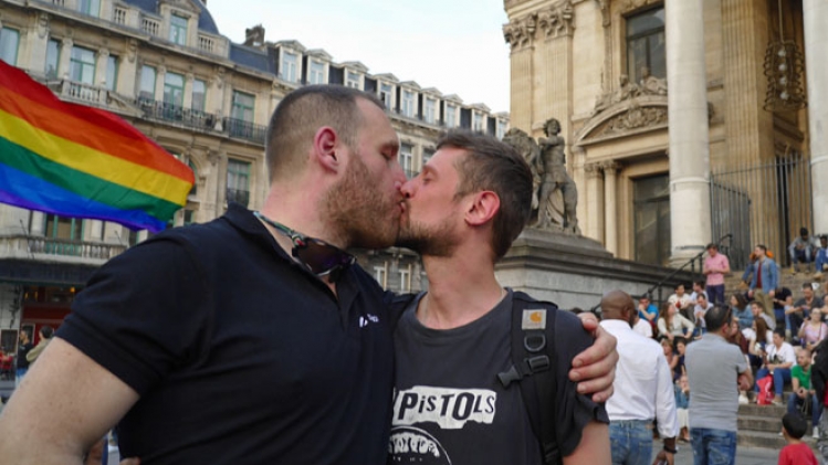 0agression-homophobe-bruxelles-kiss-in