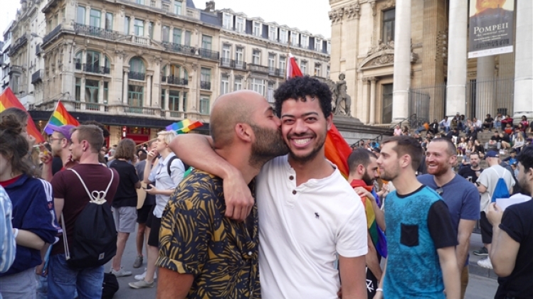 0agression-homophobe-bruxelles-kiss-in-3