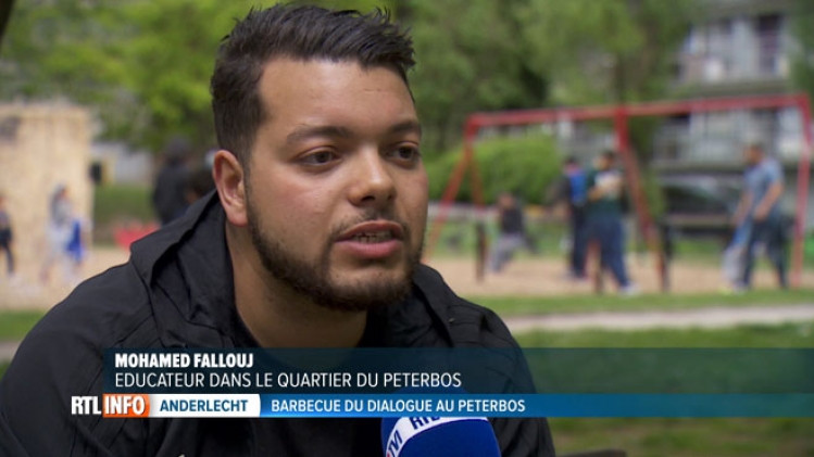 La majorité des jeunes ici ne sont pas comme on le montre dans les médias: un barbecue du dialogue organisé dans le quartier Peterbos