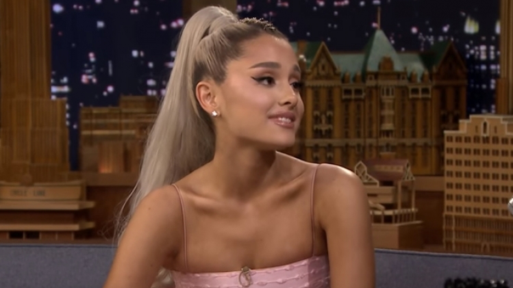 Ariana Grande super émue à l'évocation de l'attentat survenu à la sortie de son concert à Manchester (vidéo)