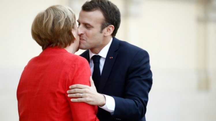 Macron l'Européen récompensé en Allemagne par Merkel
