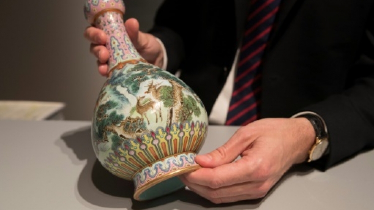 Un très rare vase chinois en porcelaine Qianlong vendu par Sotheby's France