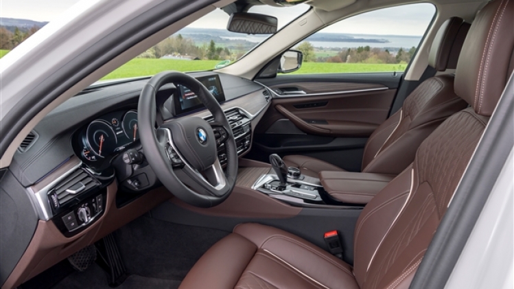 bmw-530e-interieur