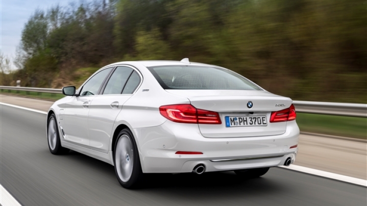 bmw-530e-troisquarts-arriere