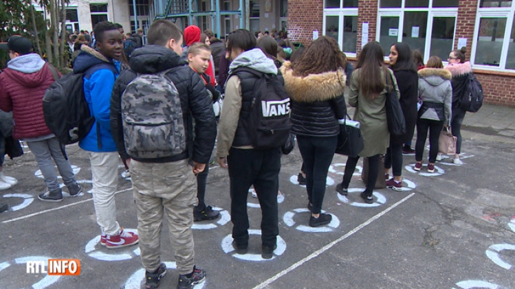 Féliciter les élèves plutôt que de les sanctionner ? Voici le nouveau système testé dans cinq écoles