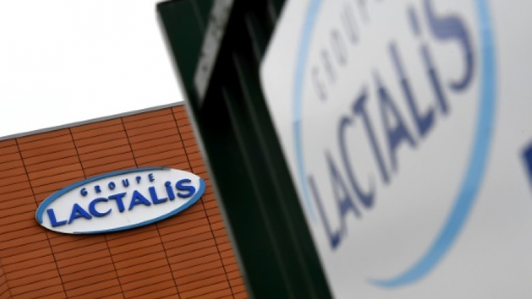 Lait contaminé pour bébé: Lactalis se défend, sans convaincre
