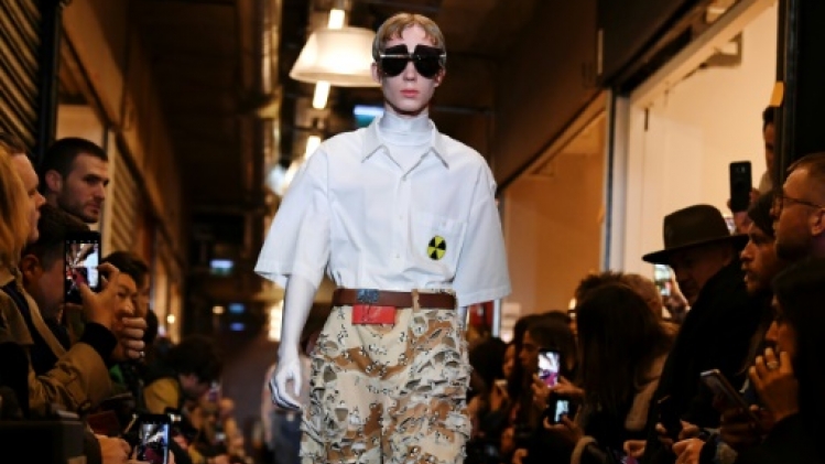 Mode: Vetements défile aux Puces, Galliano explore le vestiaire masculin chez Margiela