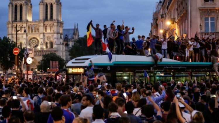 Mondial: 20 ans après 98, une foule en liesse retrouve les Champs-Elysées après la qualification en finale