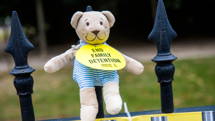 On n'enferme pas un enfant: Amnesty dévoile une banderole devant le cabinet de Charles Michel