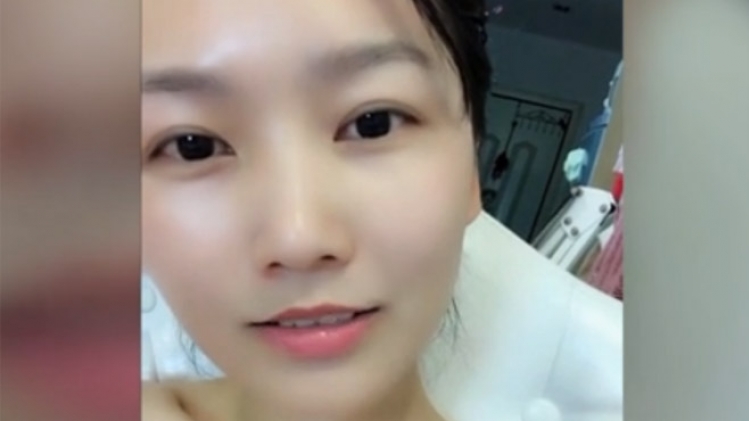 Cette jeune fille se livre à une DANSE assez impressionnante (vidéo)