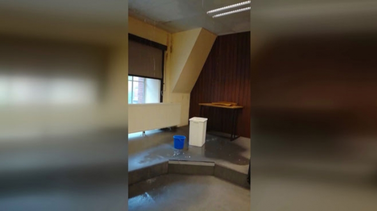 Il pleut dans un auditoire de l'ULB: On ne peut que regretter de devoir étudier dans de telles conditions (vidéo)