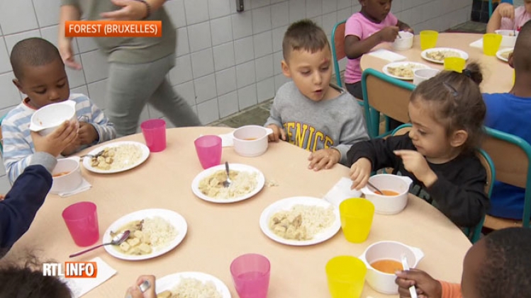 Des repas chauds gratuits pour les élèves de 74 écoles à Bruxelles et en Wallonie: Ça équivaut à peu près à 70 euros par mois pour les familles
