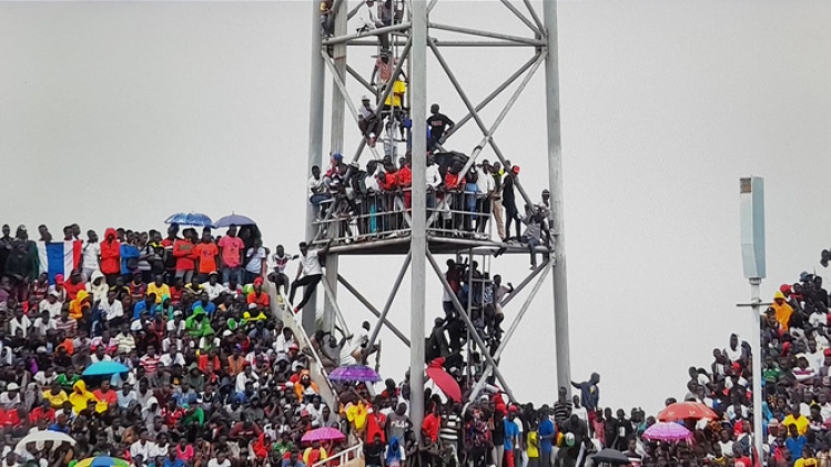 La PANIQUE dans les tribunes avant le match entre la Gambie et l'Algérie (photos)