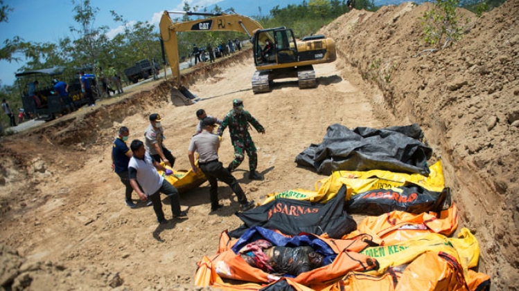 0indonesie-enterrement-fosse