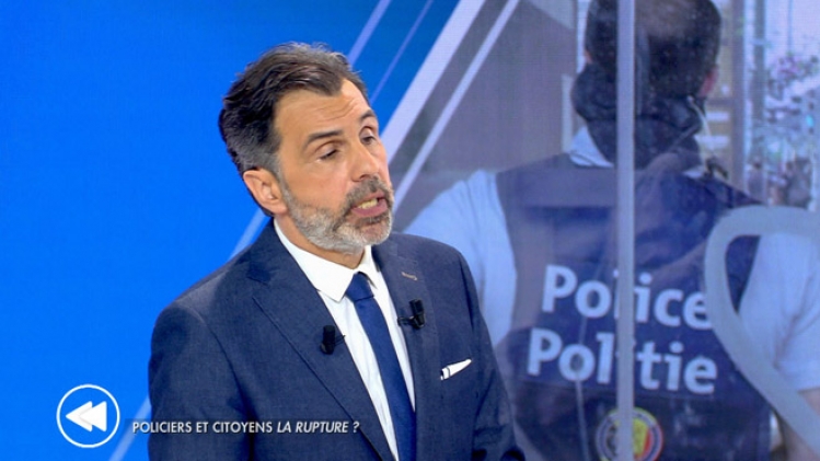 Peut-on filmer des policiers en action et doivent-ils se présenter? La réponse est très claire