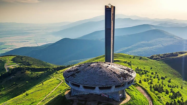 Une soucoupe volante à plus de 1.400m: des experts veulent sauver le Bouzloudja, un ovni architectural en Bulgarie