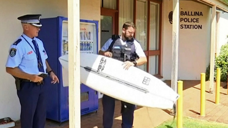 Attaqué par un requin, un surfeur le chasse à coup de planche