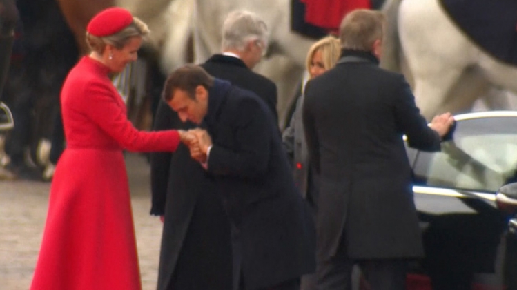 Visite d'Etat d'Emmanuel et Brigitte Macron en Belgique: le président français fait un baisemain à la reine Mathilde