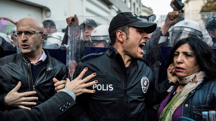 La Turquie empêche la marche contre la violence envers les femmes à coups  de gaz lacrymogène