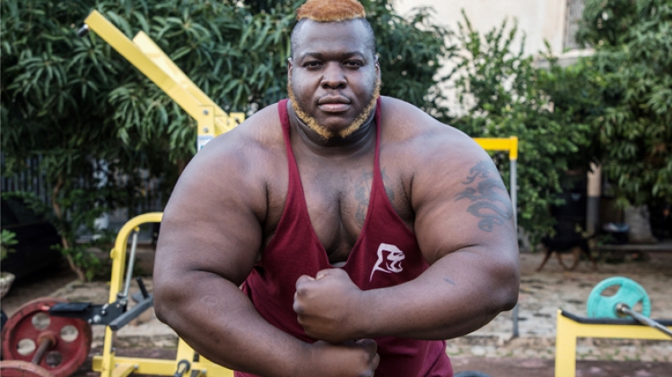 Il mange jusqu'à 8 poulets par jour et lève des troncs de bois grâce à sa force: voici l'histoire incroyable d'Iron Biby (photos)