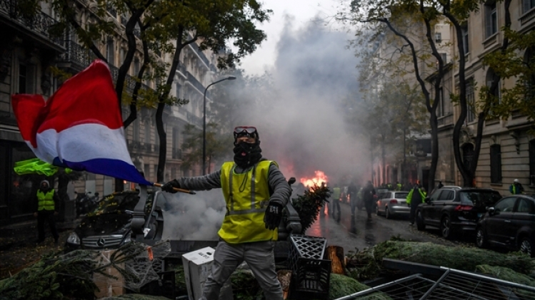 0paris-gilets-jaunes-barricade