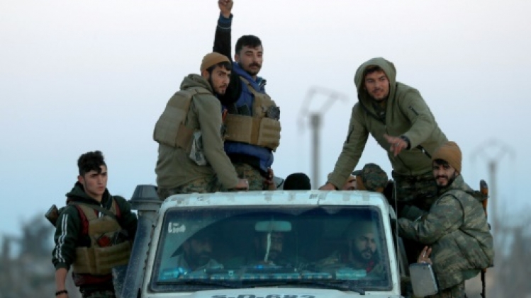 Syrie: ruines et voitures calcinées à Hajine après les combats avec l'EI