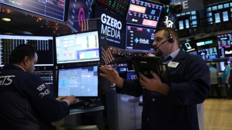 Le pétrole finit à New York sous 50 dollars le baril