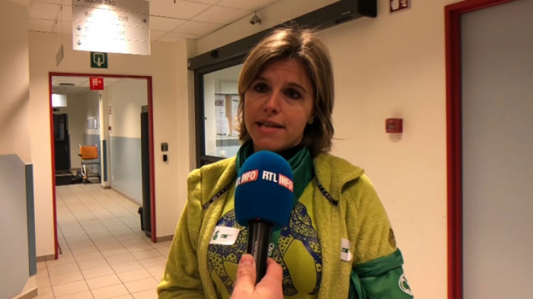 Marre d'être une bonne poire: Tracy, infirmière et déléguée CNE, distribue des autocollants aux urgences