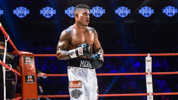 Boxe: un Ryad Merhy expéditif envoie son adversaire au tapis dès le 3e round!